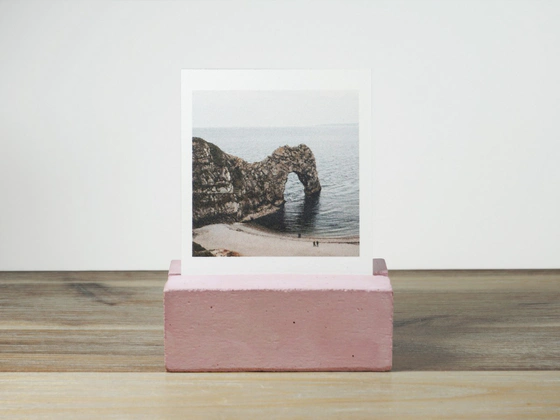 images/concretephotostand/concretephotostand_front_pink.jpg